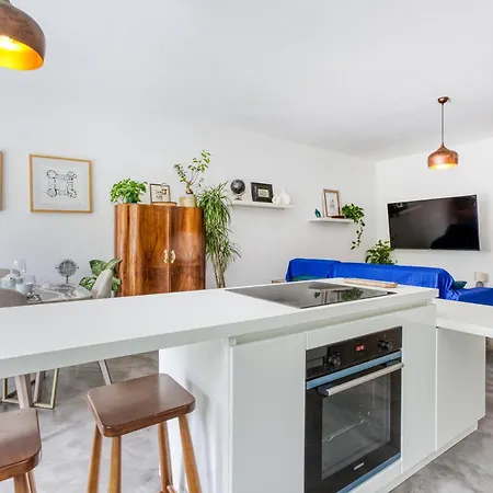 Designer 1br With Private Balcony In By 360 Estates *